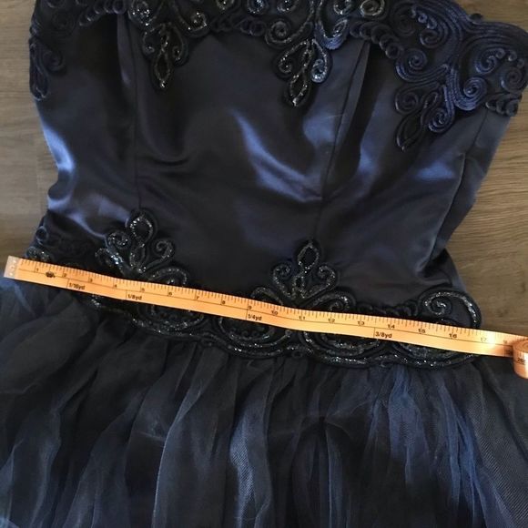 Navy Blue Dress Scene - Picture 5 of 7